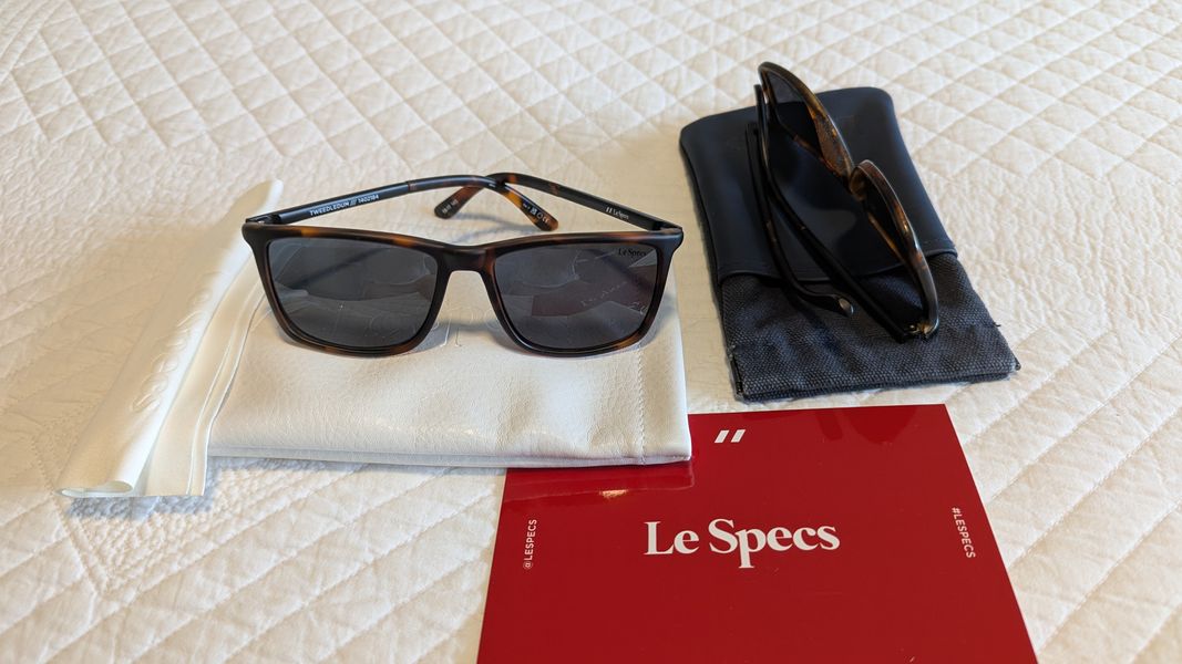 LeSpecs sunglasses with case Le Specs Case & Cloth White Uni-Sex | Le Specs main image 4